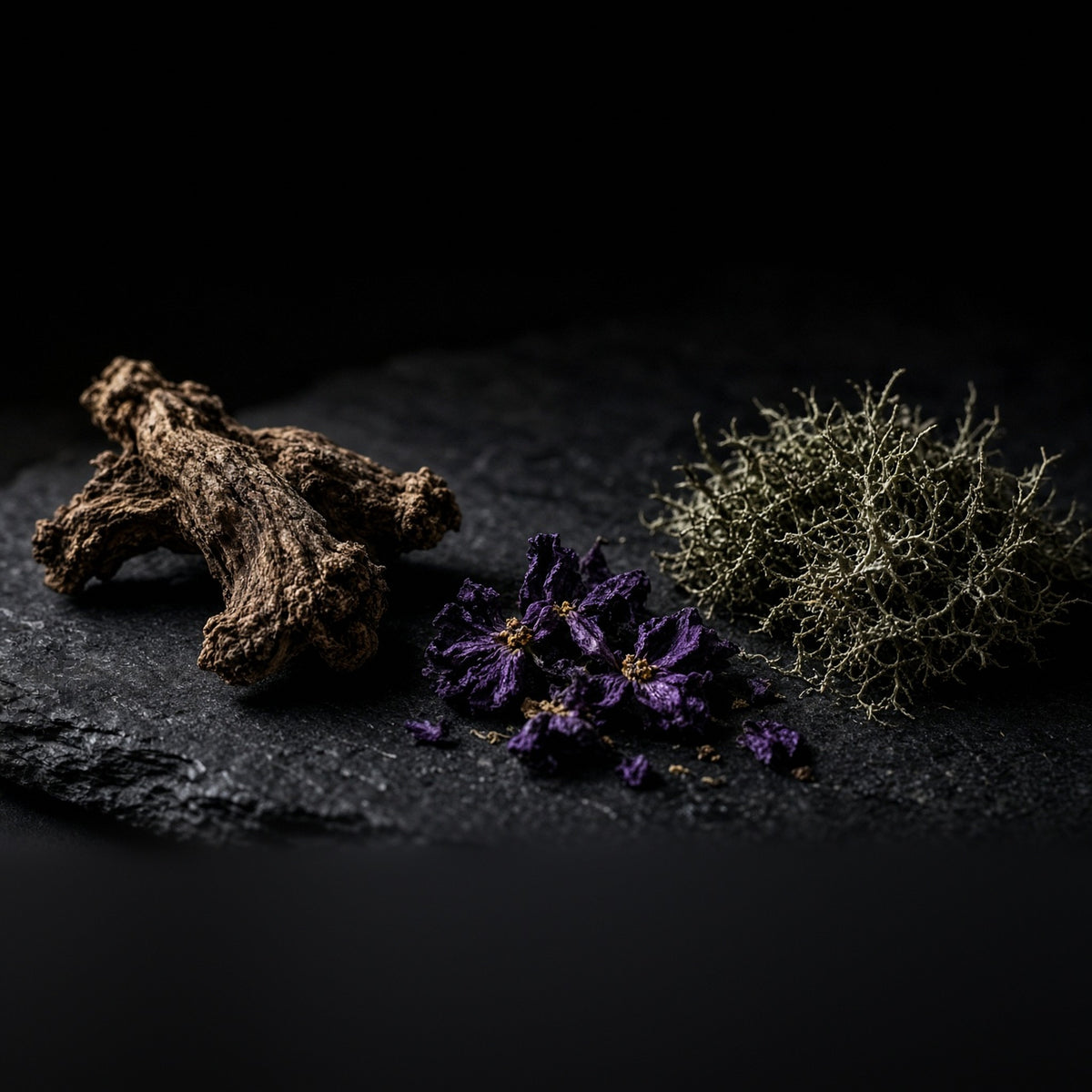 Faqqua Iris notes: orris root, violet and oakmoss